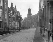 60789 Gezicht op de zuidzijde van de Kromme Nieuwegracht te Utrecht, uit het westen.